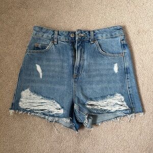 TOPSHOP High-waisted medium-wash jean shorts (size 4)